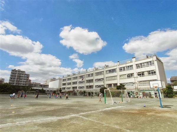 Primary school. The second sand the town until the elementary school 218m