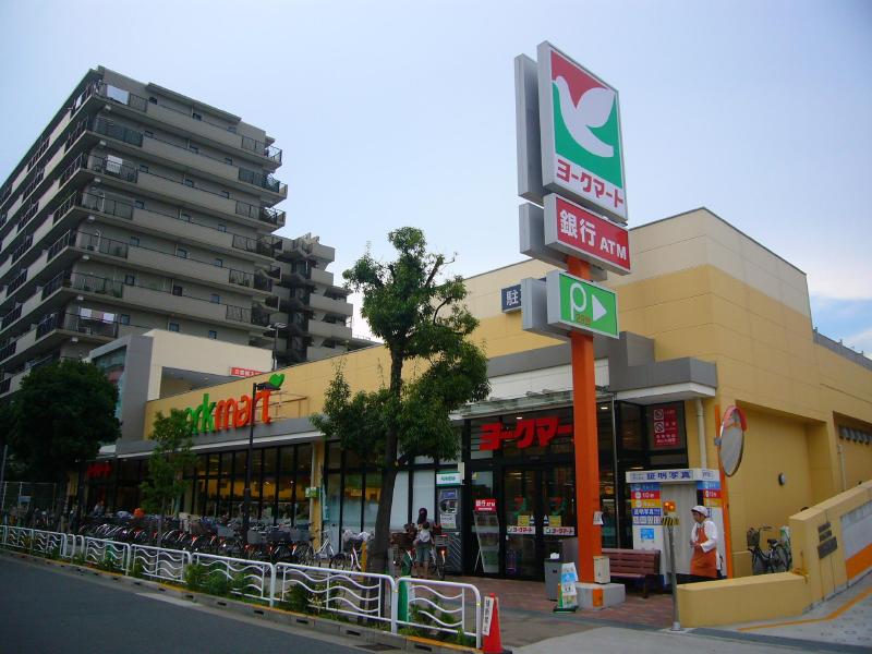 Supermarket. York Mart Higashisuna store up to (super) 724m