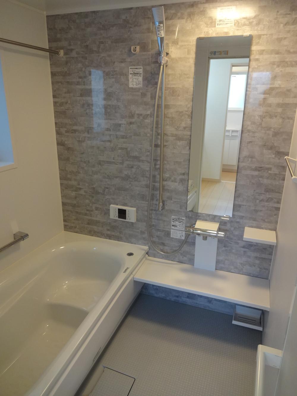 Same specifications photo (bathroom). Bathroom has adopted a high-grade unit bus.