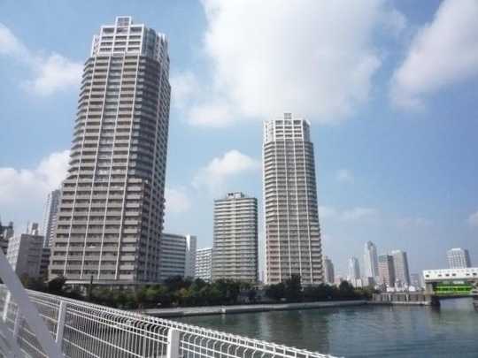 Local appearance photo. Large-scale twin tower apartment of two buildings Total units 499 units