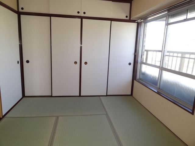 Living and room. Tatami rooms