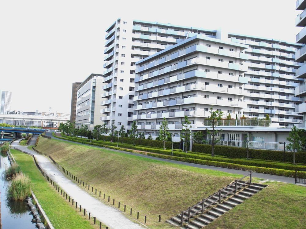 Local appearance photo. Local (July 2013) Shooting  ■ Large-scale apartment of the total number of units 450 units ■ Higashi-Ojima Station 9 minute walk ■ Housing performance evaluation acquisition