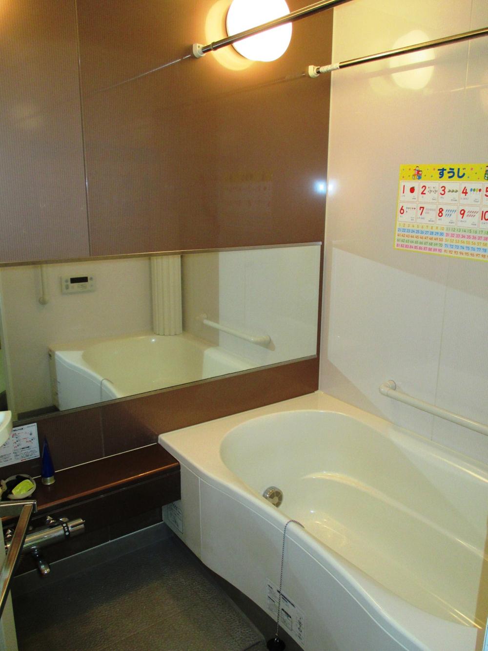 Bathroom. Bathroom 1418 size. It is Otobasu with a ventilation dryer.