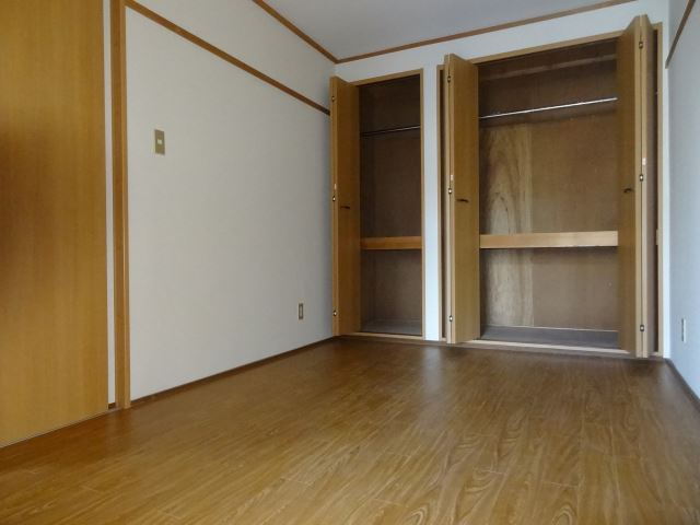 Living and room. It is a closet at the 6-quires of Western-style.
