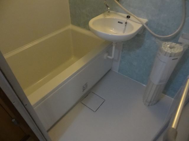 Bath. Bathroom is. Bathing is a separate toilet.