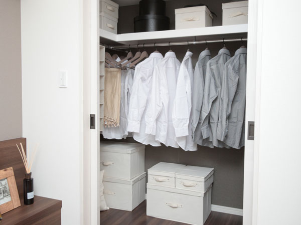 Receipt.  [Walk-in closet] Clothing is also like of course travel bag, Organize collectively ・ Installing the storage can walk in closet. Storage capacity is high walk-in closet brings a room to the entire room.  ※ Except for some