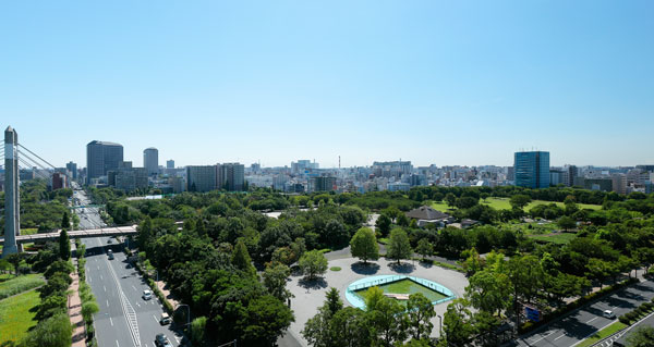 Surrounding environment. The spread in front of the sky perfectly clear with the lush greenery of Kiba Park. The same properties that the birth of the location, which was blessed with beautiful views of nature draw. (August 2013 from the local 14-floor C type balcony shooting)