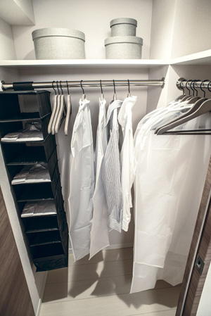 Receipt.  [Walk-in closet] Easy walk-in closet to organize and refreshing without things in the living room is full of. Also installed storage rack on the top, It was friendly practicality and storage capacity from the big game up to the small.
