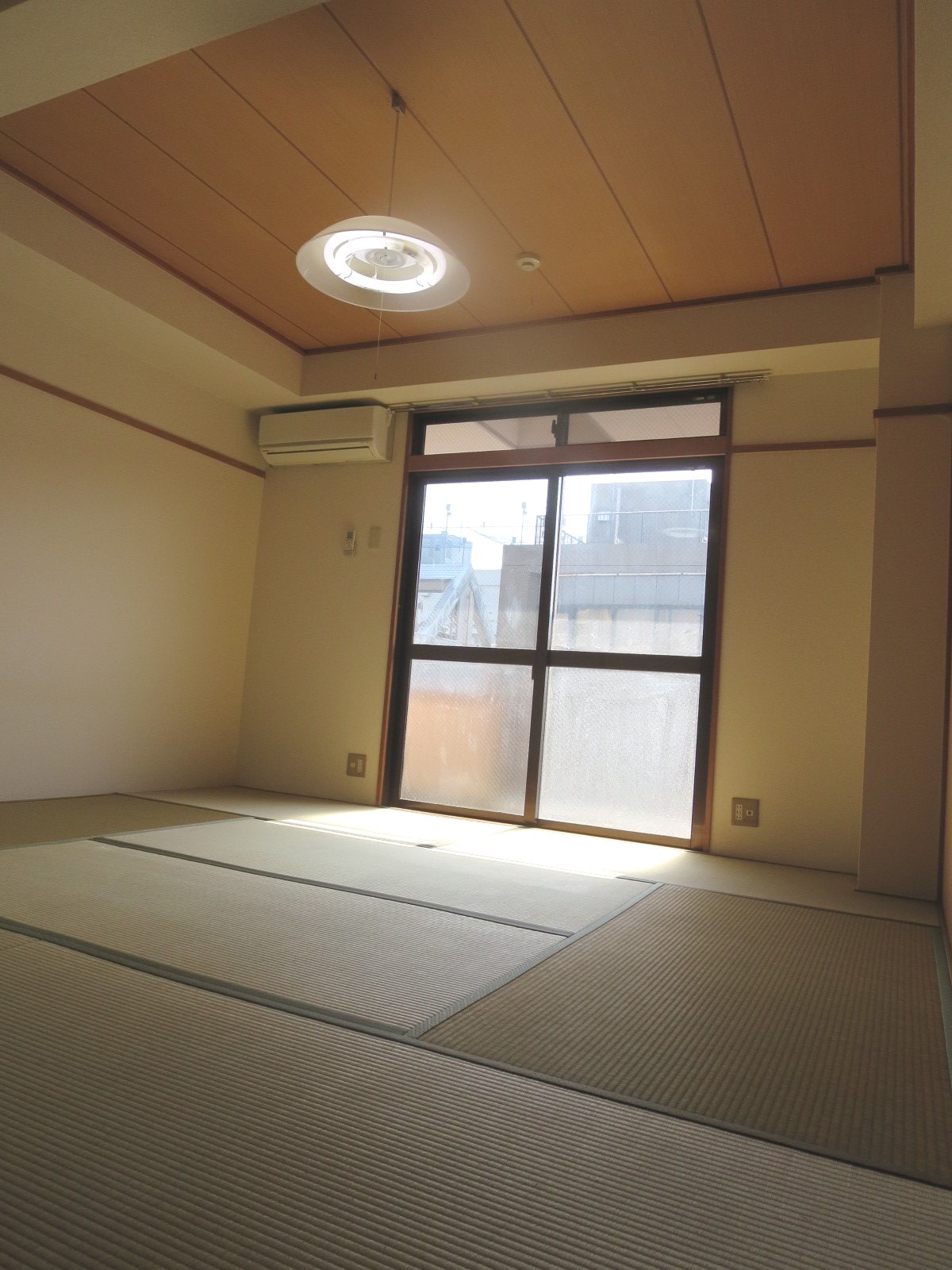 Living and room. Tatami just photos after the leave has not been replaced. 