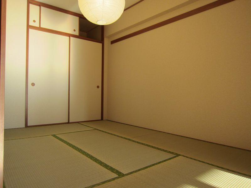 Non-living room. Japanese-style room is quires 6, It is calm living space next to the living room.
