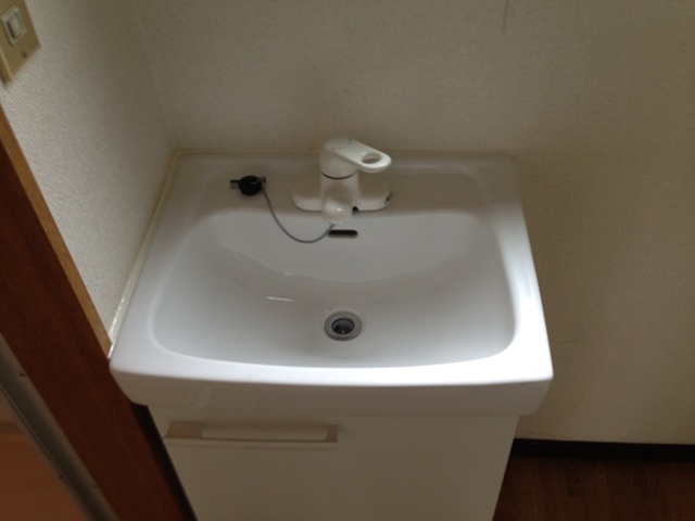 Washroom. Independent wash basin