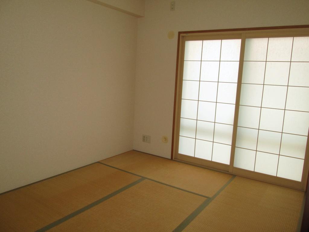 Other room space. It is spacious Western-style. 