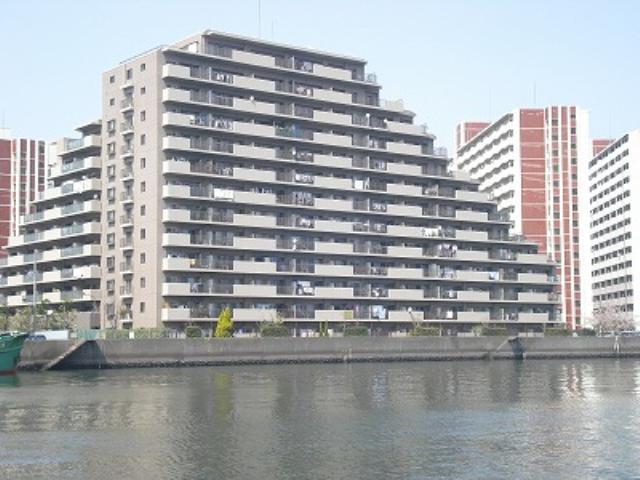 Local appearance photo. Overview as seen from the canal