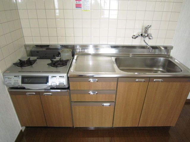 Kitchen. Easy-to-use large sink.