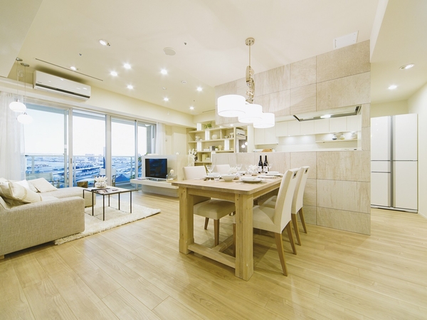 About 16.7 tatami mats of living ・ dining. About carefree view that spreads beyond the ceiling height and Haisasshi of 2.65m is I feel the space To more spacious. Beautiful flooring of grain exudes a sense of quality casually