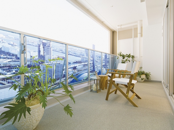 Depth of about 2m (core s), Spacious balcony of wide about 7.5m. The open-minded view to Tanoshimeru so, Adopt a glass handrail to the balcony rising (5 ~ 31 floor). It spreads Tokyo Bay direction of view is from the same type of southeast