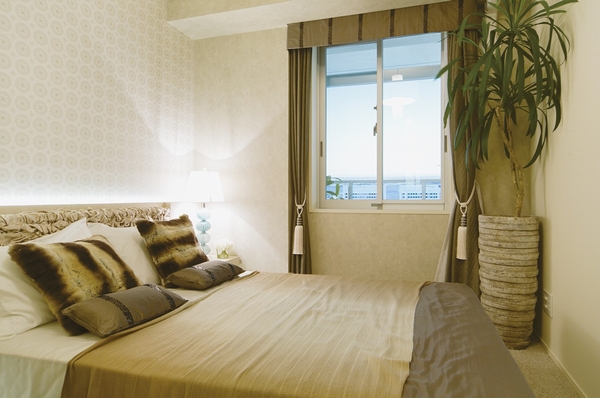 Tokyo Bay direction of open views to enjoy Western-style (1) is also placed a large bed, Breadth there room. Little ledge of columns and beams in each room, Furniture is one also that it can be refreshing arrangement of the attractions of the same properties