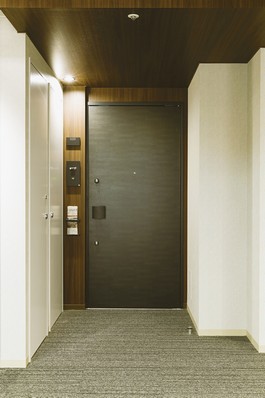 Approach to the dwelling unit is subjected to a carpet on the floor, It is an inner corridor, such as hotels. The entrance door at the top of each dwelling unit has been decorated with eaves of Sulfur butterfly, To produce a sense of private residence. Intercom it also provided with a camera