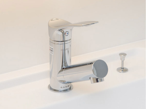 Bathing-wash room.  [Pull-out single lever mixing faucet] Mixing faucet convenient pull-out even when you clean the bowl. Simple design, It brings out the beauty of the wash room.