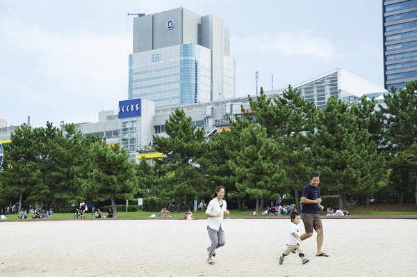 Odaiba Seaside Park (about 980m) tourist spot with a Odaiba beach and observation deck overlooking the verge of the Rainbow Bridge. You can also enjoy windsurfing and beach volleyball