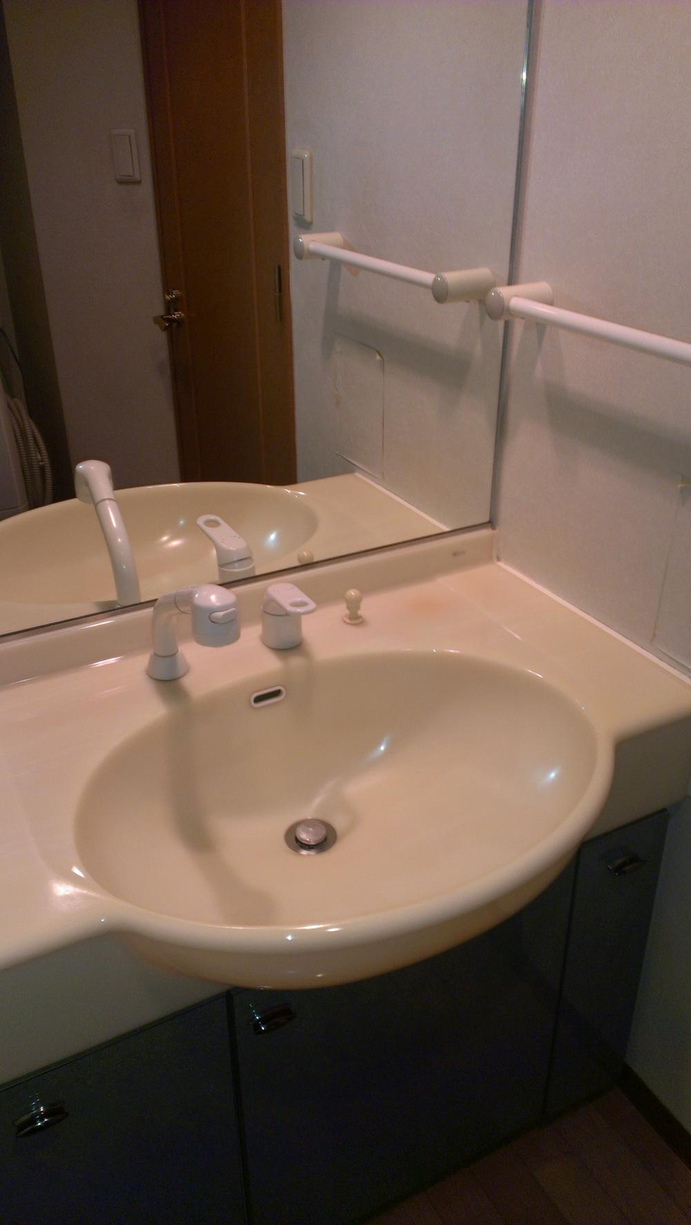 Wash basin, toilet