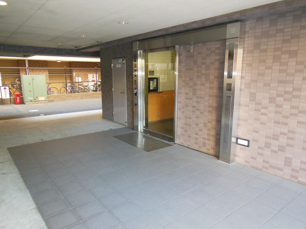 Entrance. Common areas