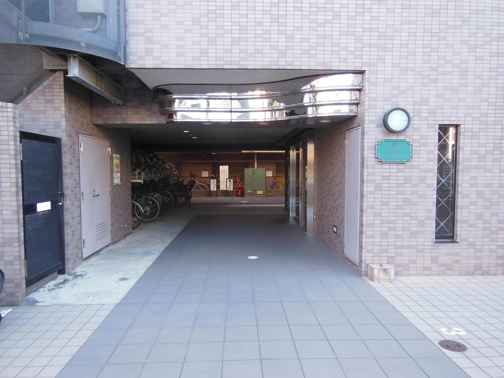 Entrance. Common areas