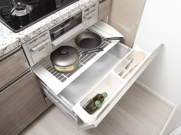 Kitchen.  [Raku package and storage] At the bottom of the stove, Such as frying pans and accessories, Adopt a "pleasure package and storage" that can be taken out and package those frequently used in a comfortable position.