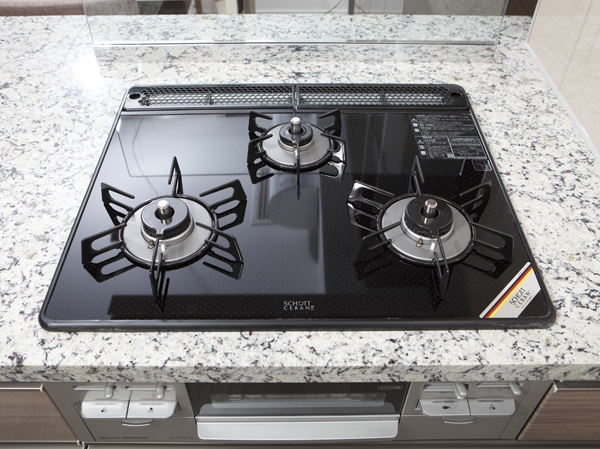 Kitchen.  [Glass top stove] Adopt a strong glass top plate to heat or shock to the surface finish. Dirt also wiped whip.