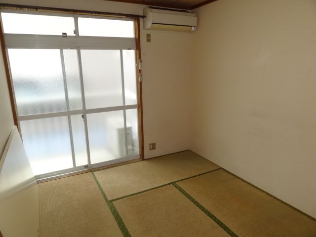 Living and room. 6 is a tatami mat Japanese-style room