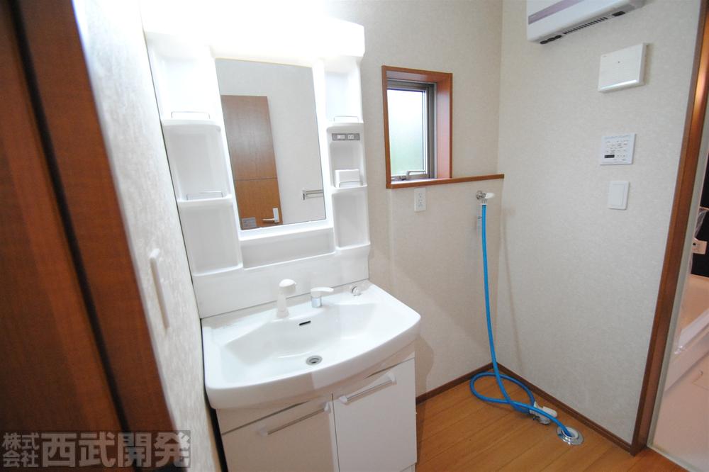 Wash basin, toilet. 1 Building