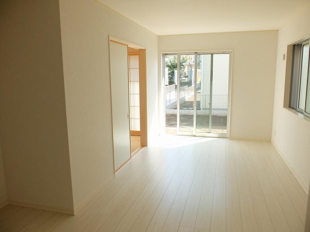 Living. Wide space of the adjacent land, Insert enough light.