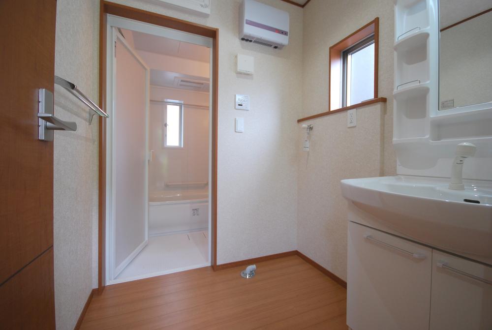 Wash basin, toilet. Local Photos ・ Wash basin