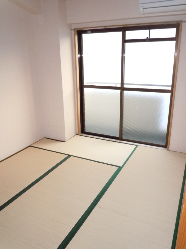 Other room space. South-facing Japanese-style room Sunny