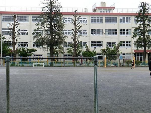 Primary school. 334m to National City National third elementary school