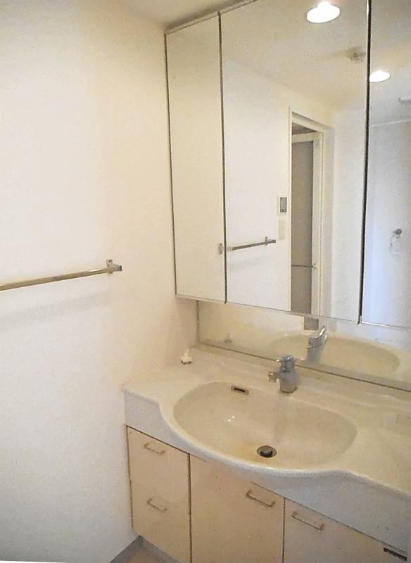 Wash basin, toilet. Wash basin