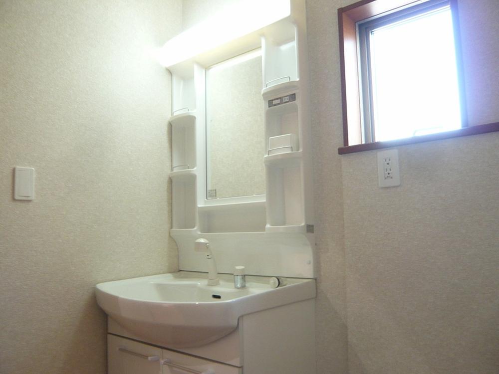 Wash basin, toilet. Wash basin