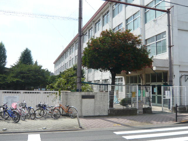 Primary school. 970m to the National third elementary school (elementary school)