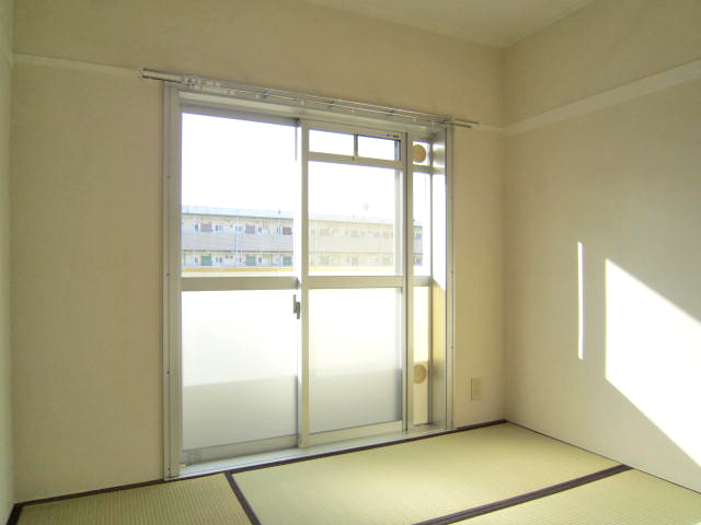 Living and room. South-facing bright Japanese-style