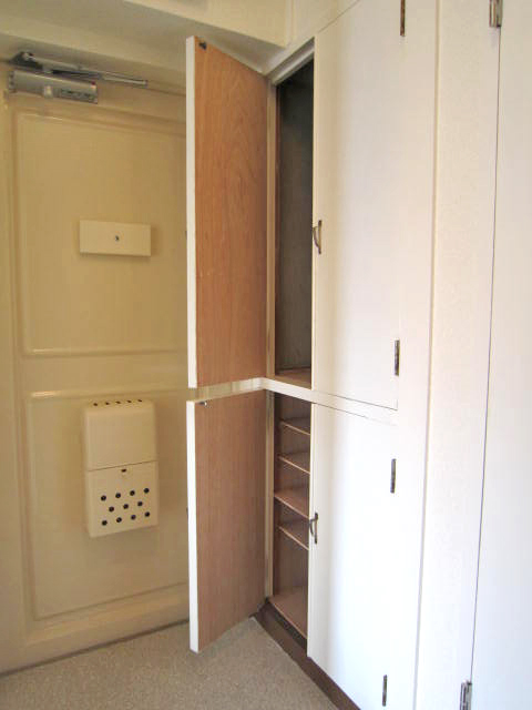 Receipt. Entrance side storage