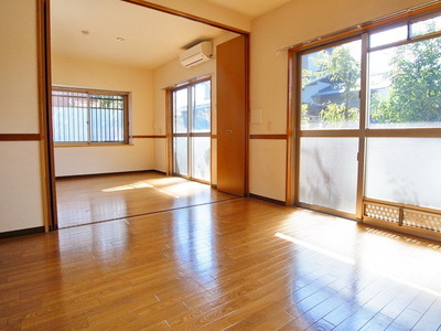 Living and room.  ☆ Corner room has windows ☆