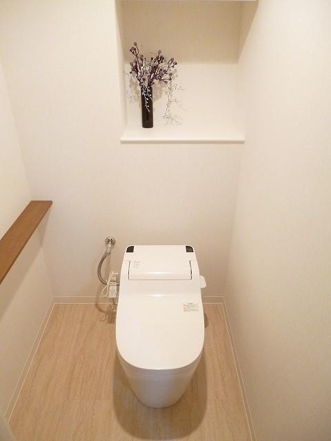 Toilet. 714, Room Tankless shower toilet. In marked with the remote control type of deodorizing function, Also it comes with a non-touch cleaning function.