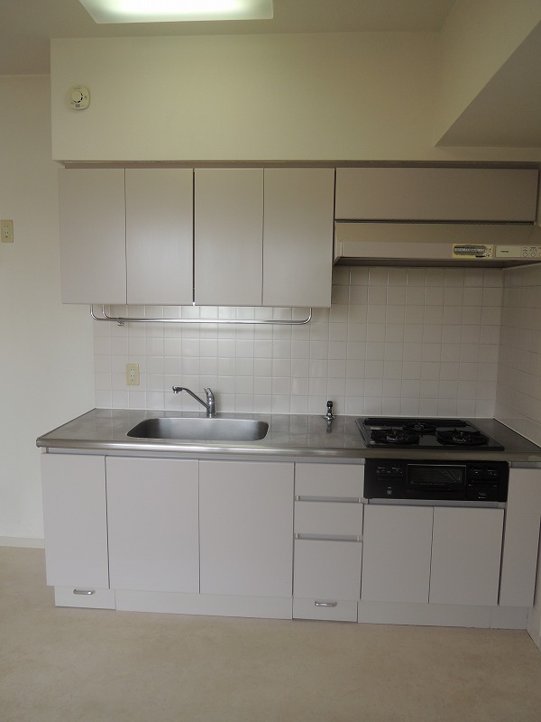Kitchen.  ◆ 3-neck system Kitchen ◆ Cooking space is also spacious ◆ 
