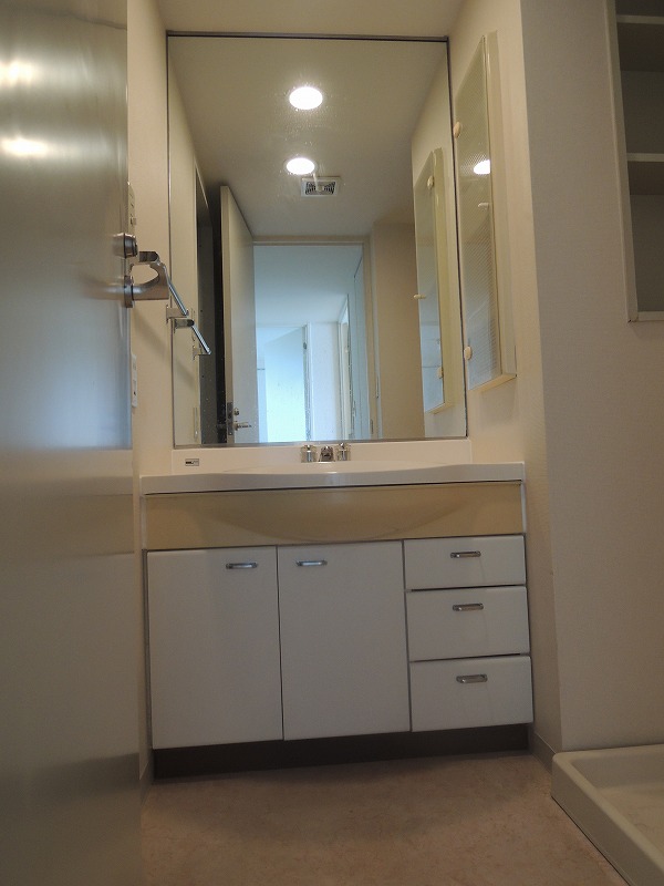 Washroom. ◆ Independent wash basin is plenty of storage ◆