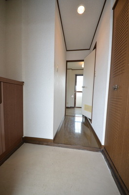 Entrance. Shoe box
