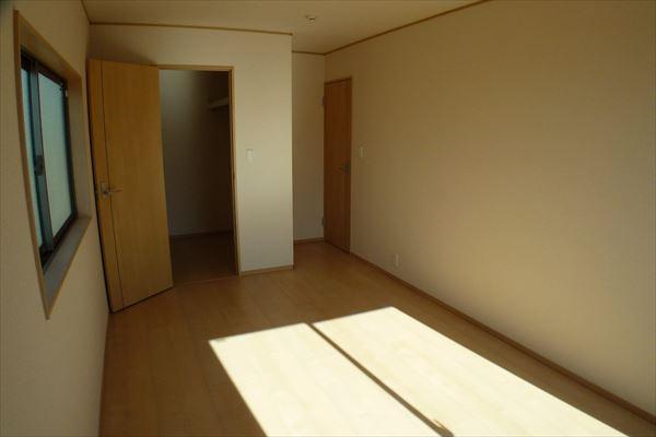 Non-living room. Indoor (December 2013) captured the second floor west room, We are also equipped with a walk-in closet has become about 8 pledge.