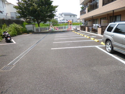 Parking lot. ☆ There is parking on site ☆