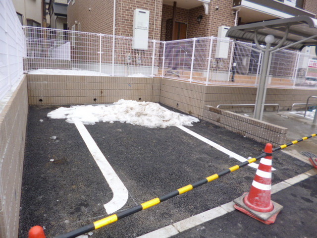 Parking lot. On-site parking (3 cars only)