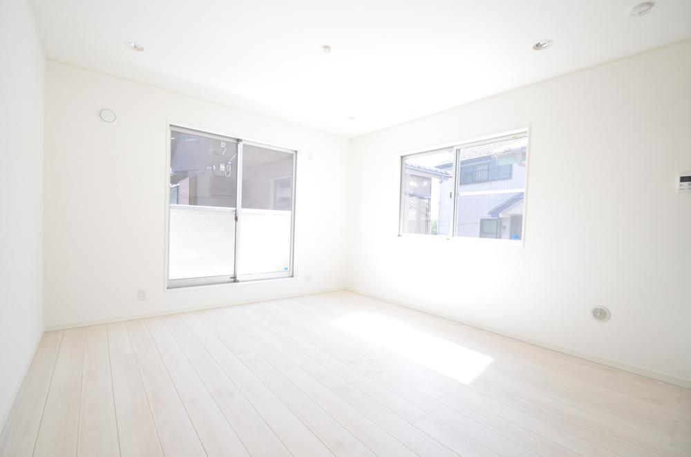 Living. Please relax slowly in the bright living room!