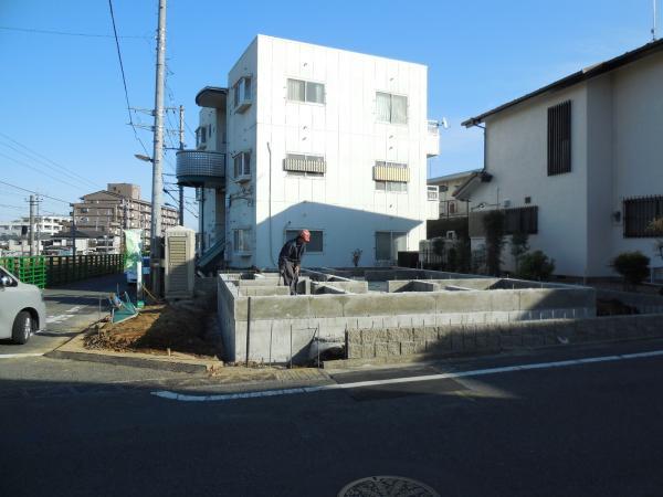 Local photos, including front road. Easy to take design of daylighting!